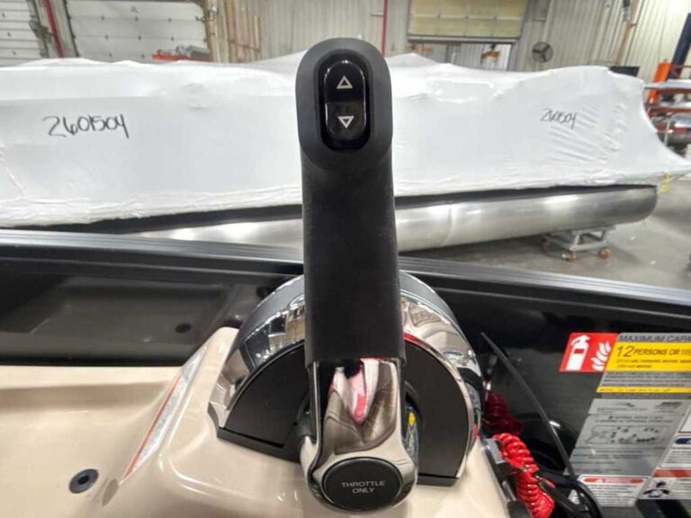 2026 Bennington 24MCSB - Center Swingback - Carbon Fiber Arch!!! US-ETWS9308J526 [photo 13]